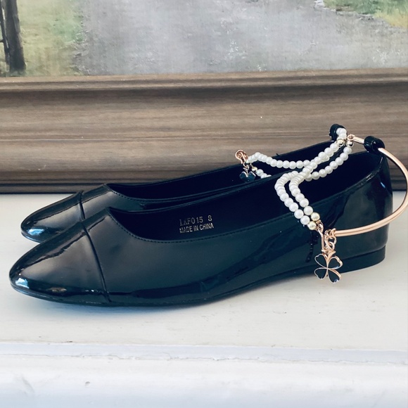 Womens Sz 8 Cap Toe Ankle Pearl Chain Charm Ballerina Flats Black Patent Leather - Picture 2 of 16